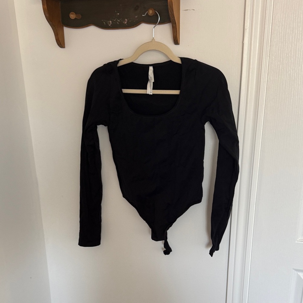 Babaton Classic Black Top